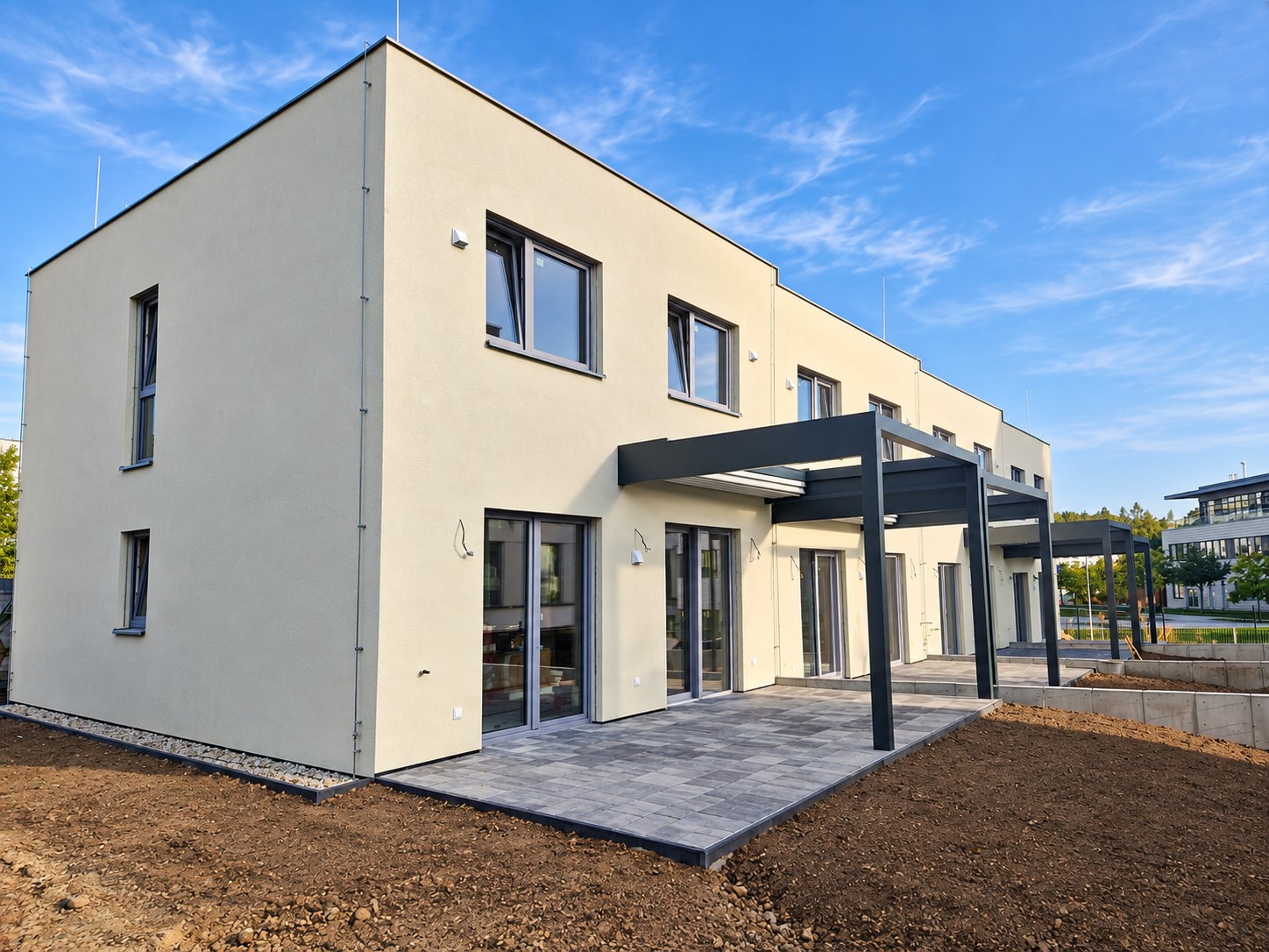 Skutečná realizace řadových domů Krásnopolská s dokončenými terasami a pergolami